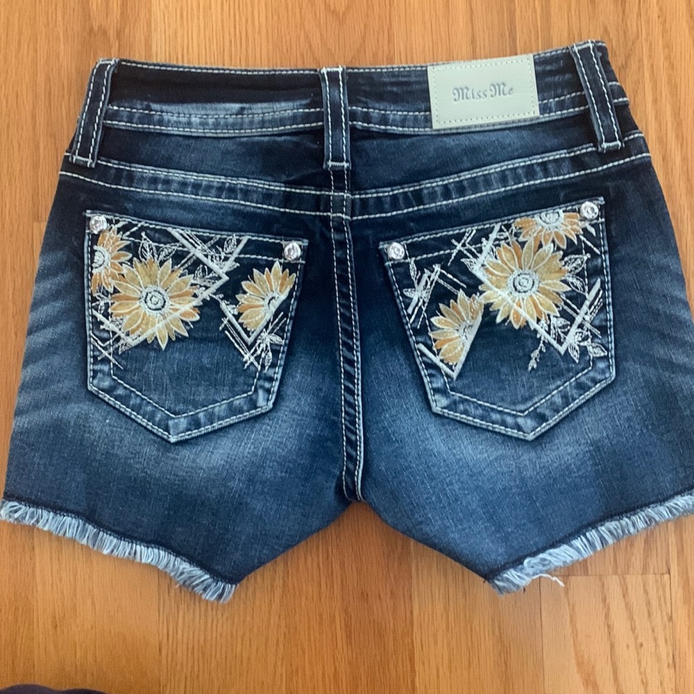 Miss Me Embellished Daisy Pocket Denim Shorts | Sz 25